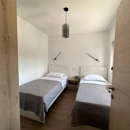 4 Palme * Starigrad Paklenica