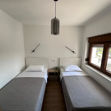 4 Palme Starigrad Paklenica