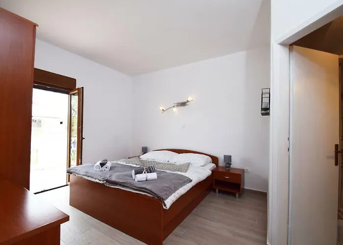 4 Palme Starigrad Paklenica