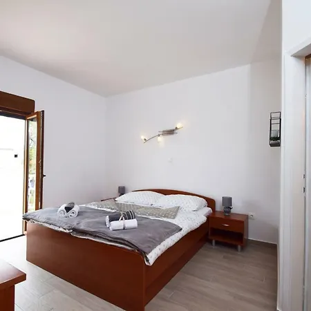 4 Palme Starigrad Paklenica