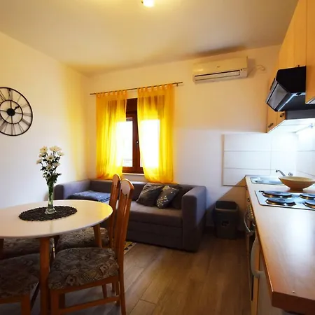 4 Palme Starigrad Paklenica