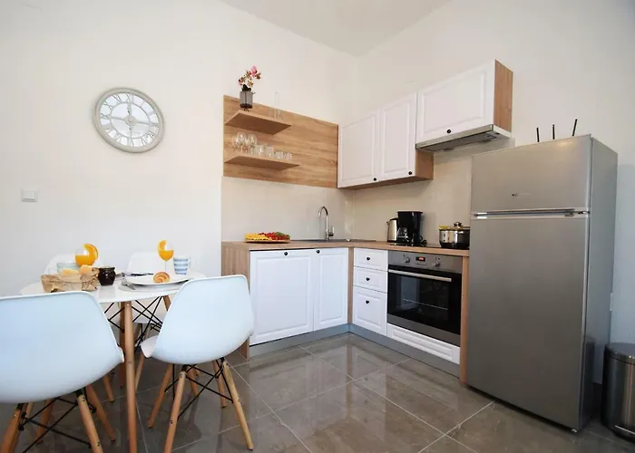 4 Palme * Starigrad Paklenica